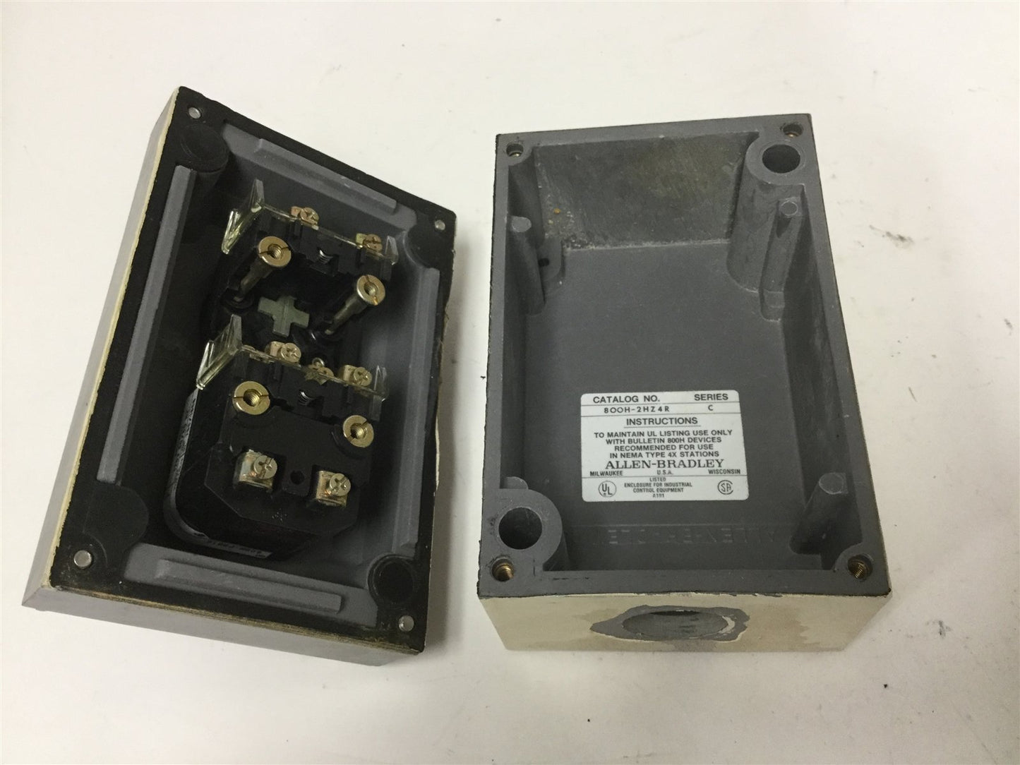 Used Allen Bradley 800H-2HZ4R Push-Button Enclosure with 2x Push-Buttons, 6"x4.75"x4"