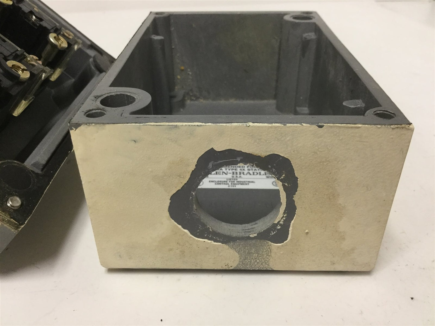 Used Allen Bradley 800H-2HZ4R Push-Button Enclosure with 2x Push-Buttons, 6"x4.75"x4"