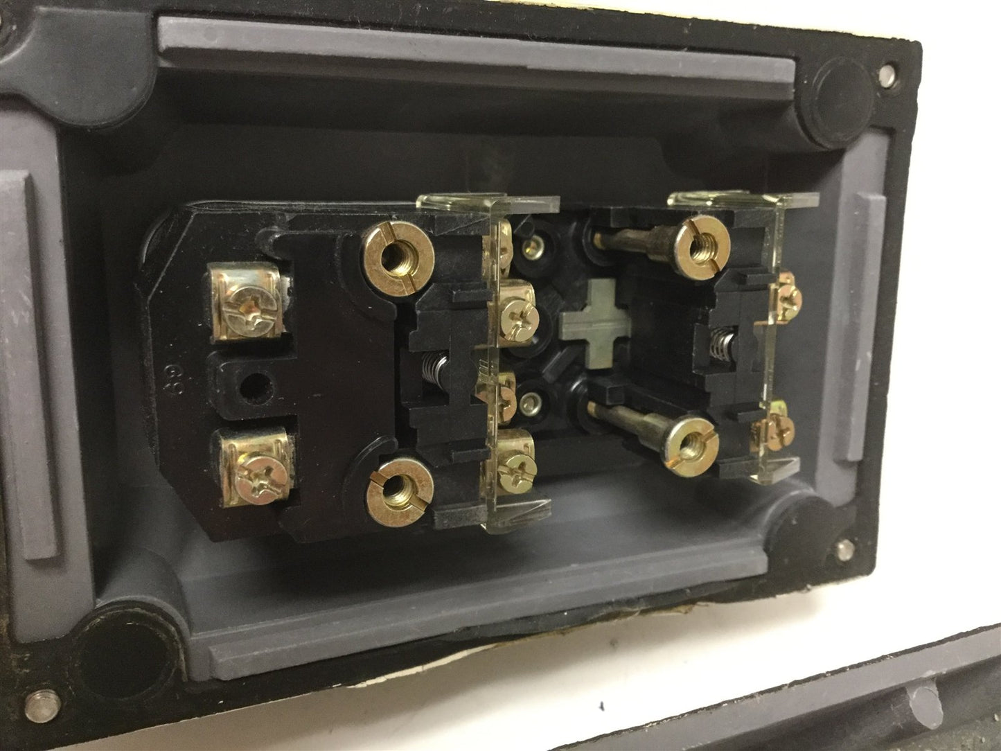 Used Allen Bradley 800H-2HZ4R Push-Button Enclosure with 2x Push-Buttons, 6"x4.75"x4"