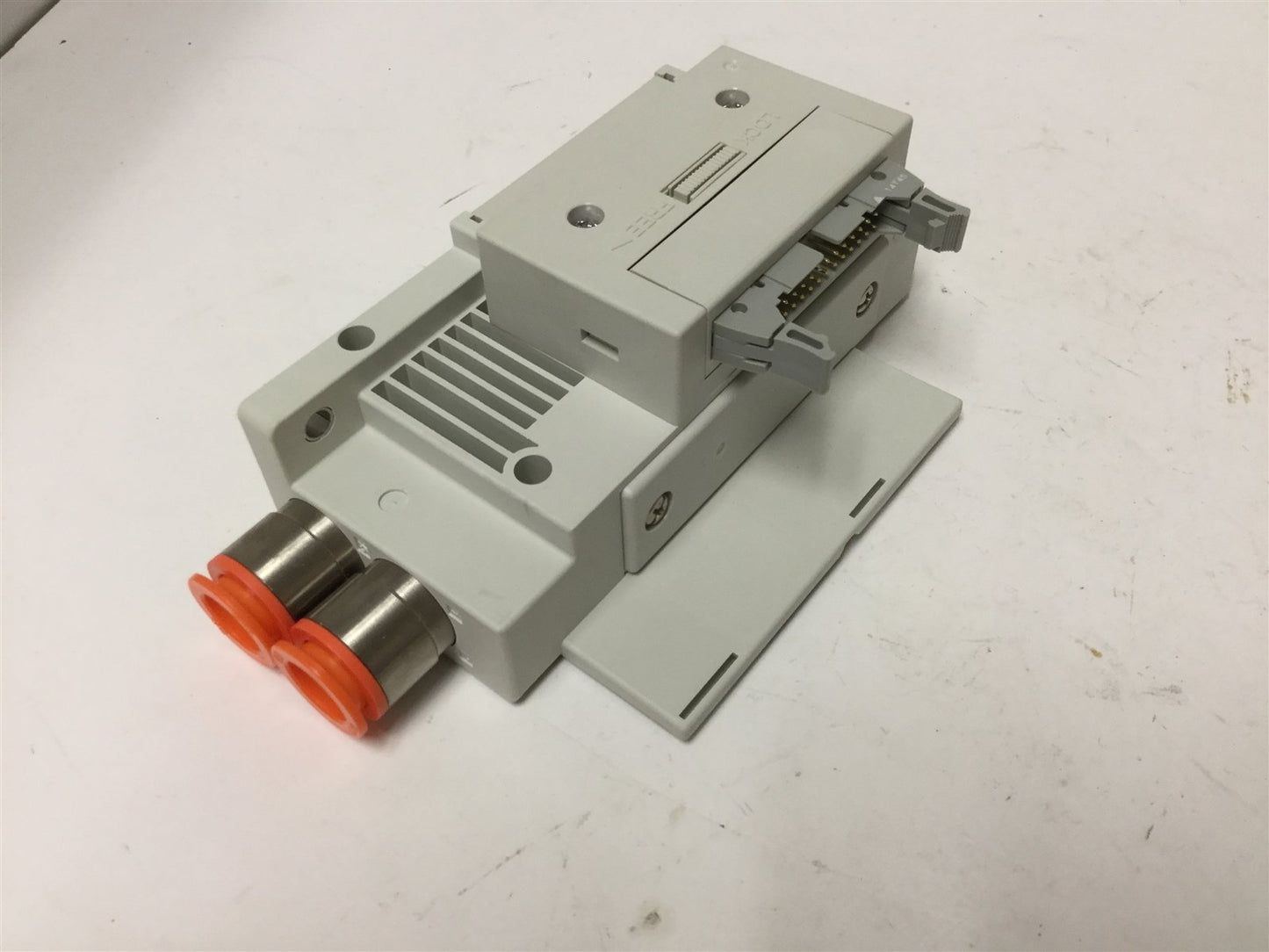 New SMC SY70M-1-12A1-N13 Manifold Supply/Exhaust Block, 1/2" Push-In Connections