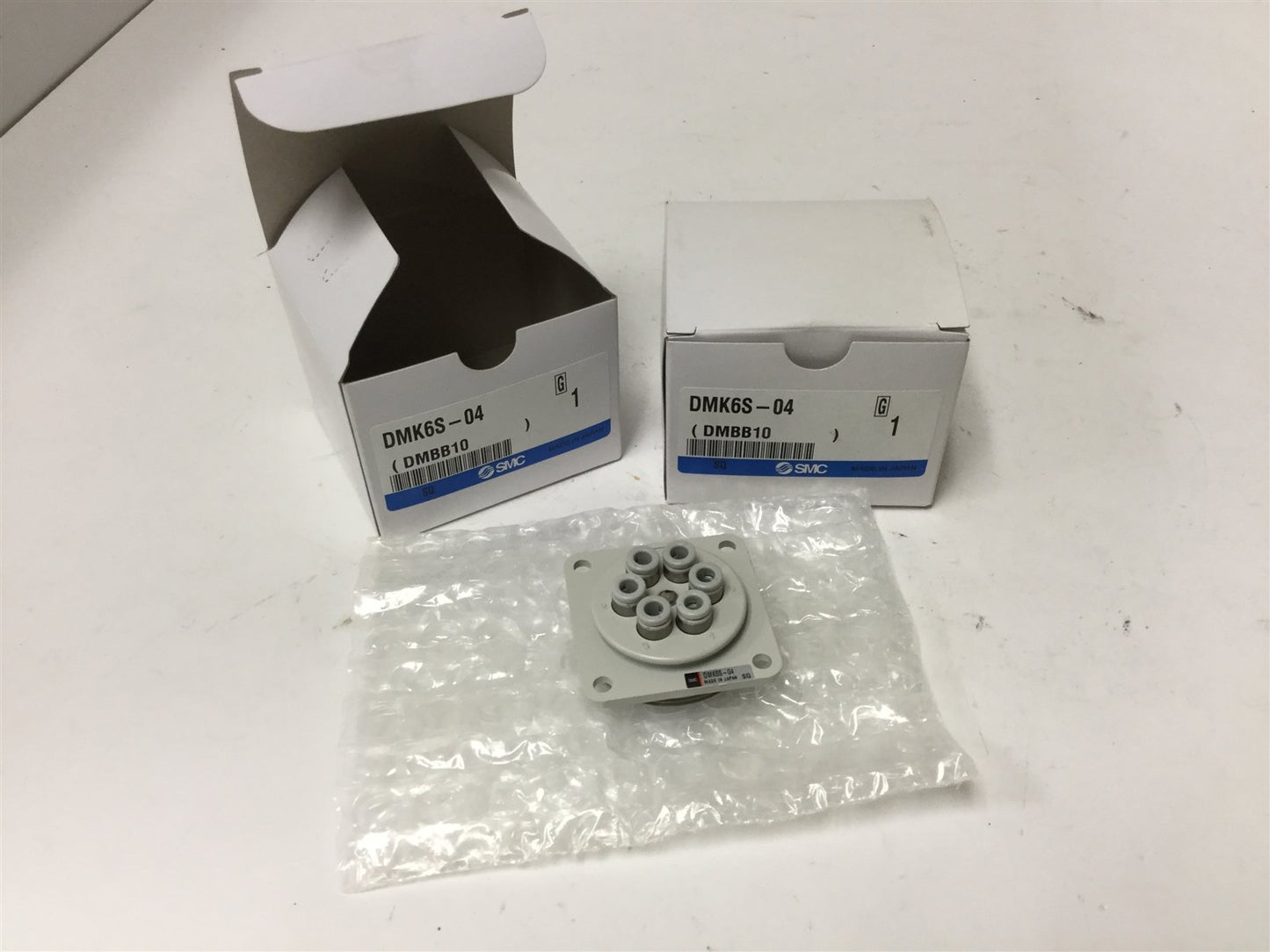 Used Lot of 2 New SMC DMK6S-04 Multi-Connectors, *Socket Side Only*, 6x Tubes 4mm OD