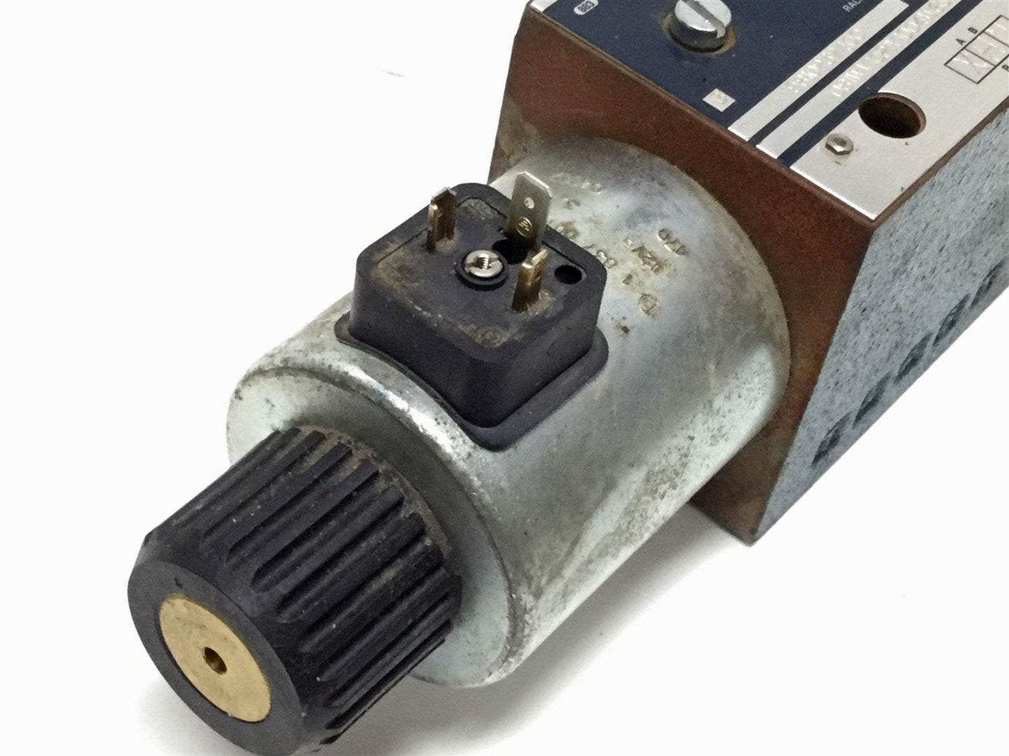 New – Open box Bosch 081WV10P1V1004WS012/00 Hydraulic Solenoid Control Valve, 4600 psi, 12VDC