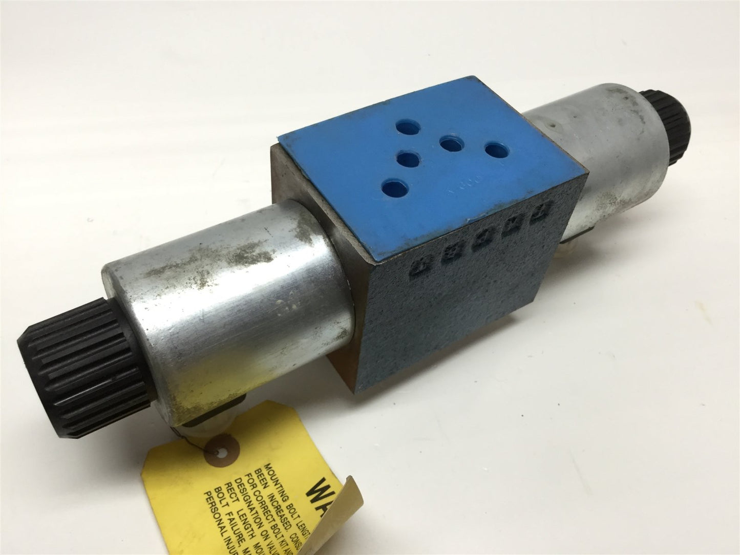 New – Open box Bosch 081WV10P1V1004WS012/00 Hydraulic Solenoid Control Valve, 4600 psi, 12VDC