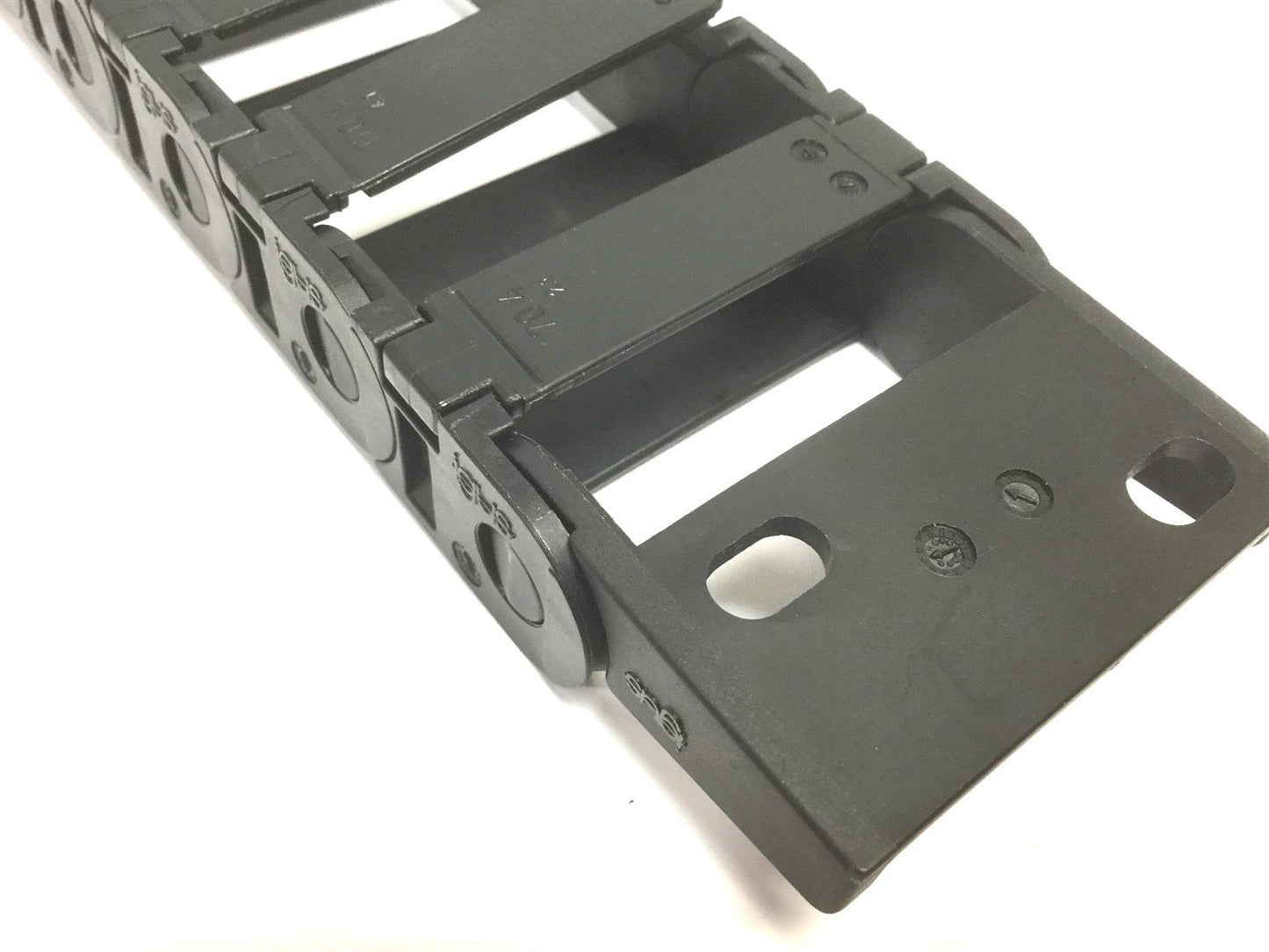 Used Igus B15i-050-048 Energy Chain, Bend Radius: 48mm Inner Width: 50mm Length: 40"