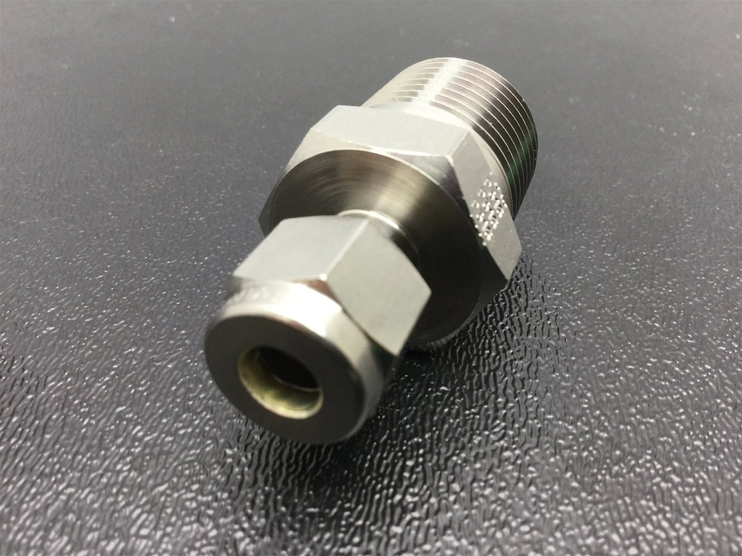 New Lot of 2 New Parker 316 Stainless Steel 1/2" NPT 1/4" Tube Compression Adapter