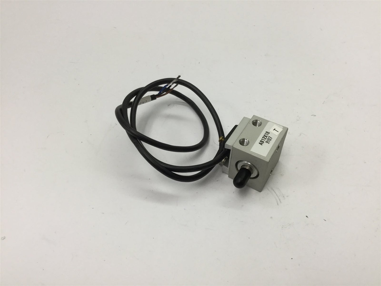 Used Compact AB12X18 Pneumatic Cylinder, Bore: 1/2", Stroke: 1/8", 10-32 Ports