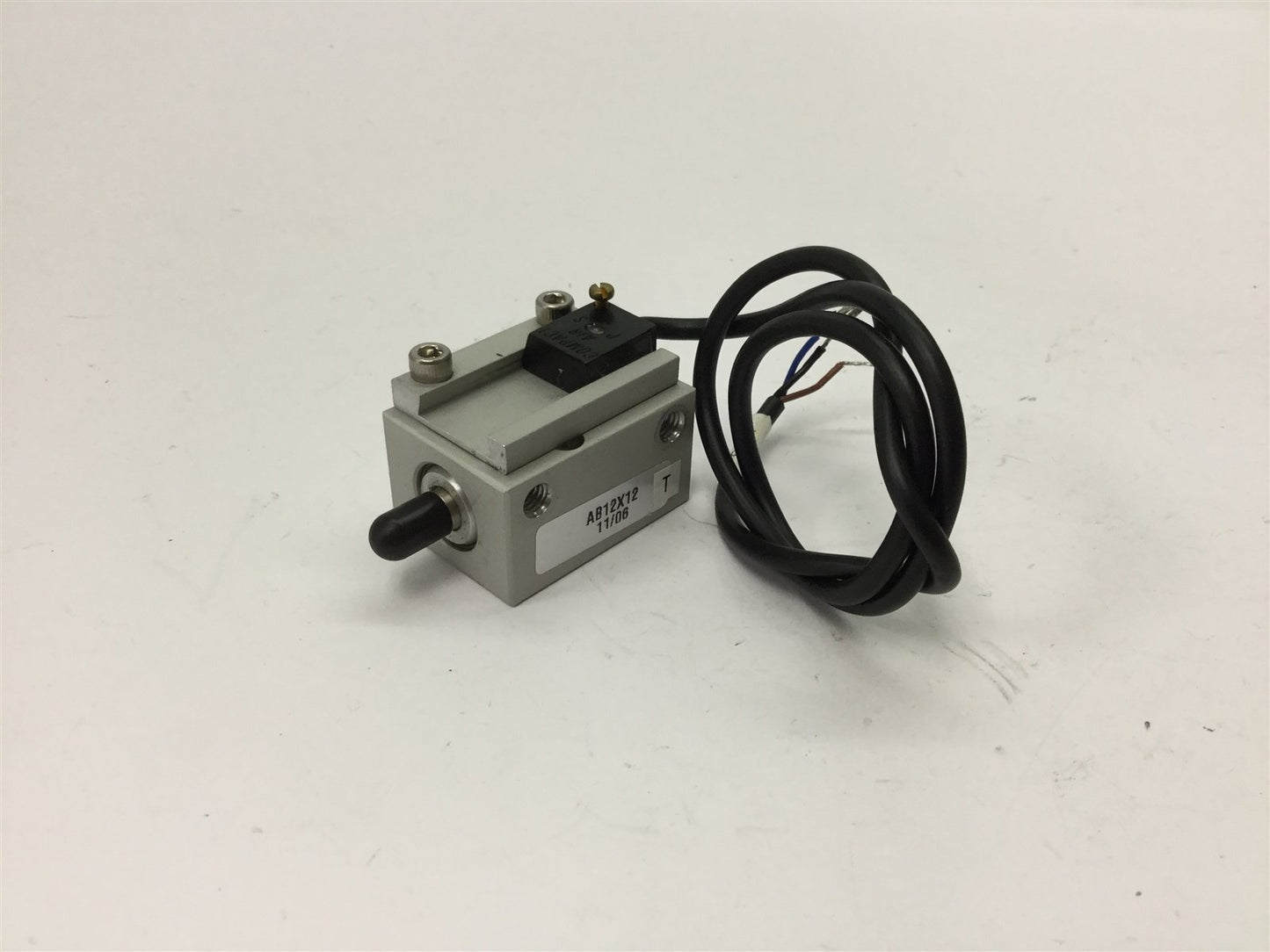 Used Compact AB12X12 Pneumatic Cylinder, Bore: 1/2", Stroke: 1/2", 10-32 Ports