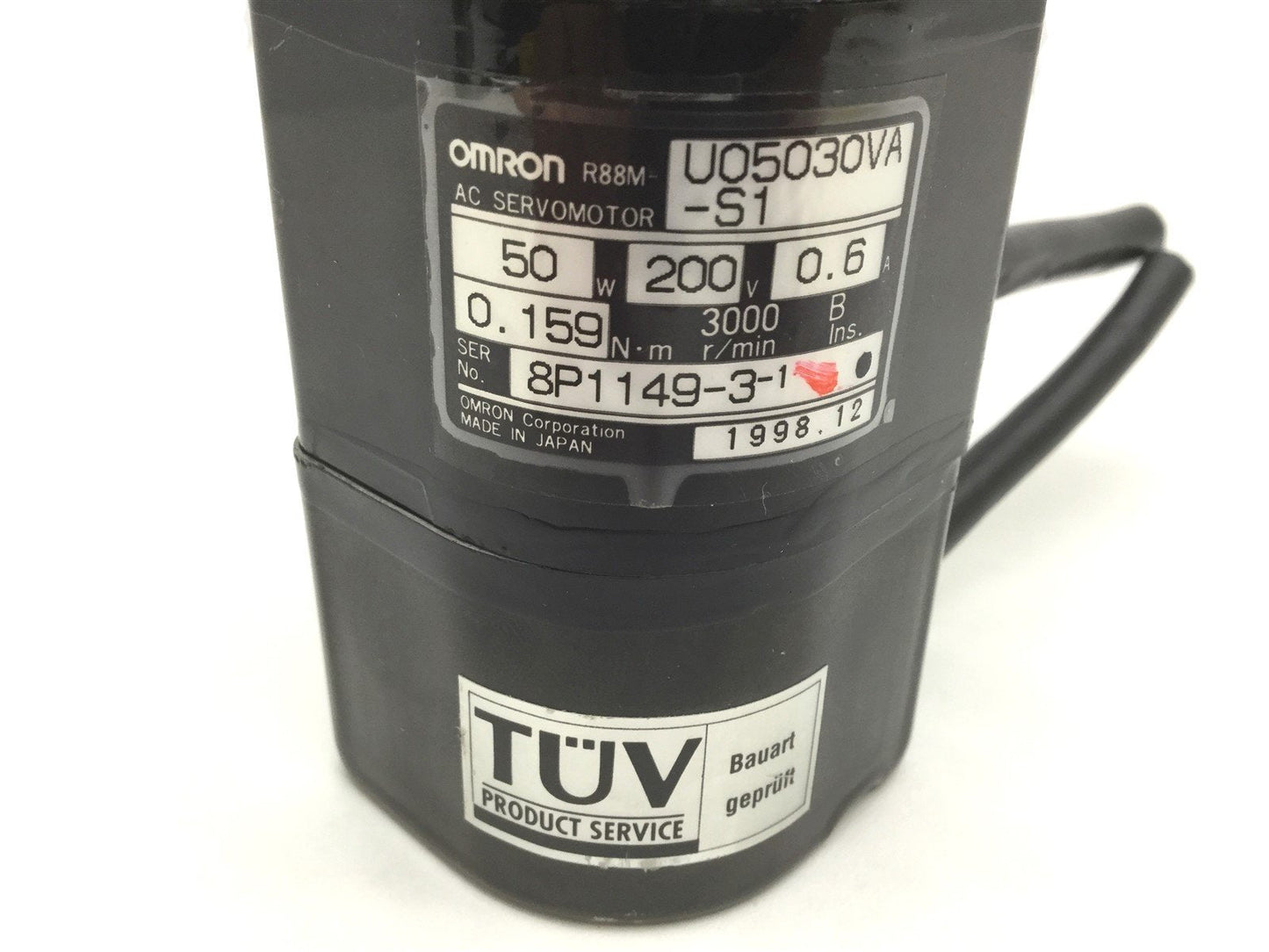 Used Omron R88M-U05030VA-S1 Servo Motor, 200VAC, 0.6A, 0.159Nm, Shaft: 6mm