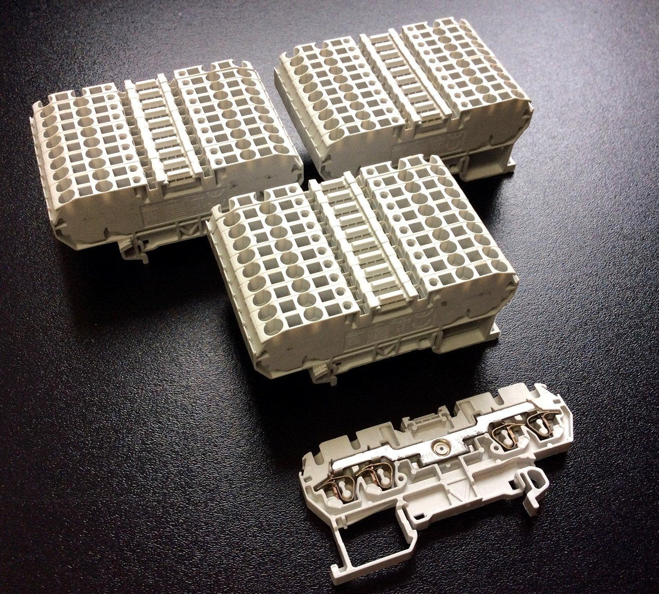 Used Lot of 31 Entrelec D2.5/5.4L Feed-Through Spring Clamp Terminal Block 600V 15A