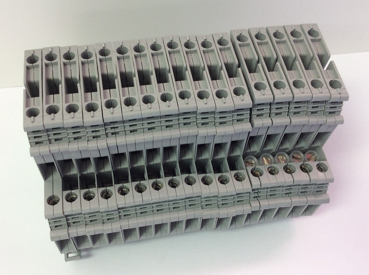 Used Lot of 17 Phoenix Contact Typ UKK5-T Disconnect Terminal Block 300V 15A 24-12AWG