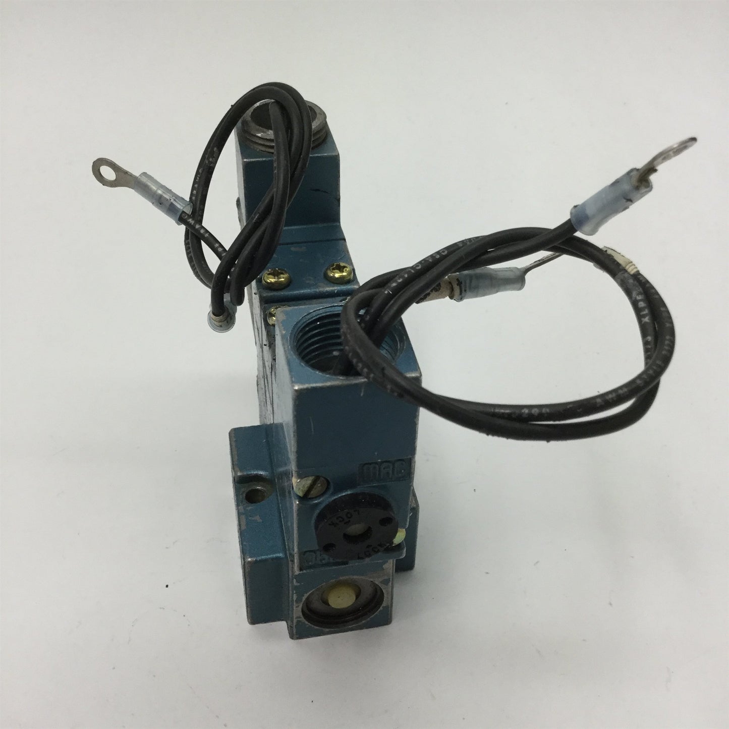 Used MAC 922A-PM-111CA Solenoid Valve, 2-Position 4-Port, Two PMC-111CA-AA Solenoids