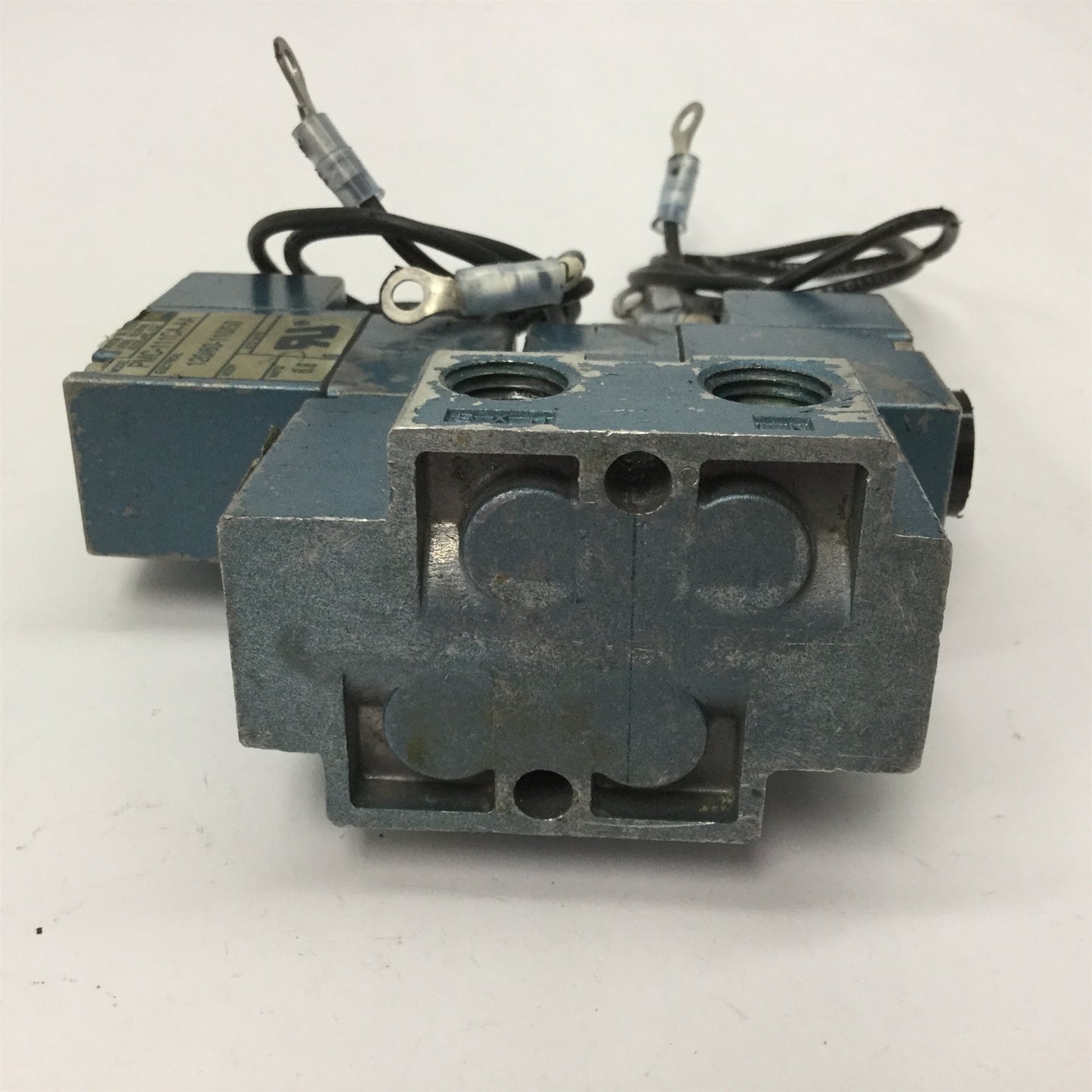 Used MAC 922A-PM-111CA Solenoid Valve, 2-Position 4-Port, Two PMC-111CA-AA Solenoids