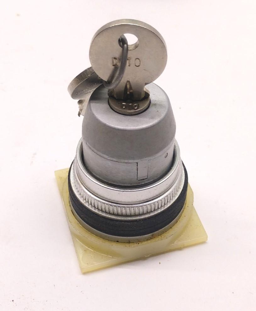 Used Square D Class 9001 Type KS-11K1 Series A 2-Position Selector Switch With Keys