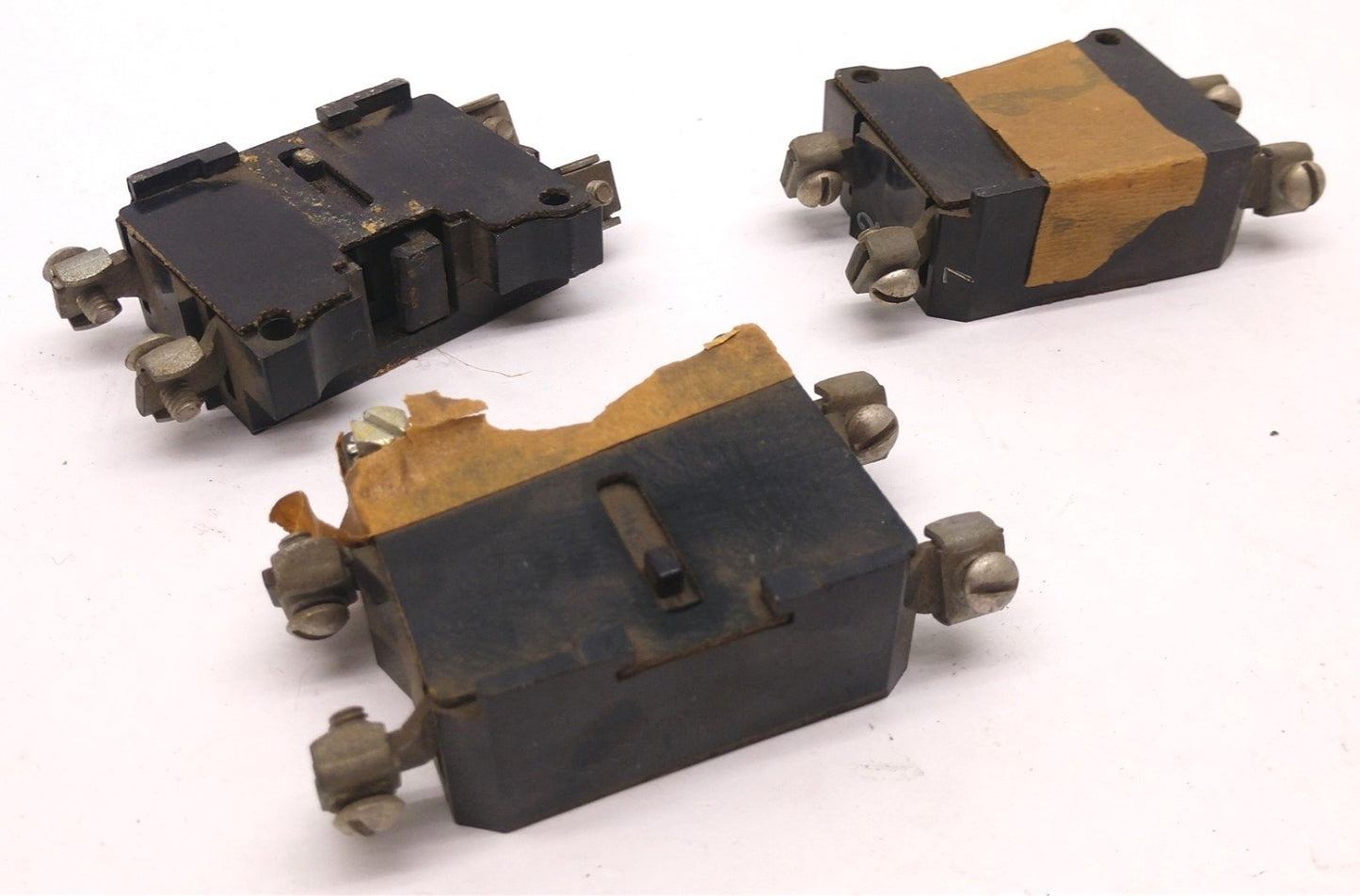 New – Open box Lot of 3 Cutler-Hammer 10933H5A Auxiliary Contacts For Size 0 Contactor