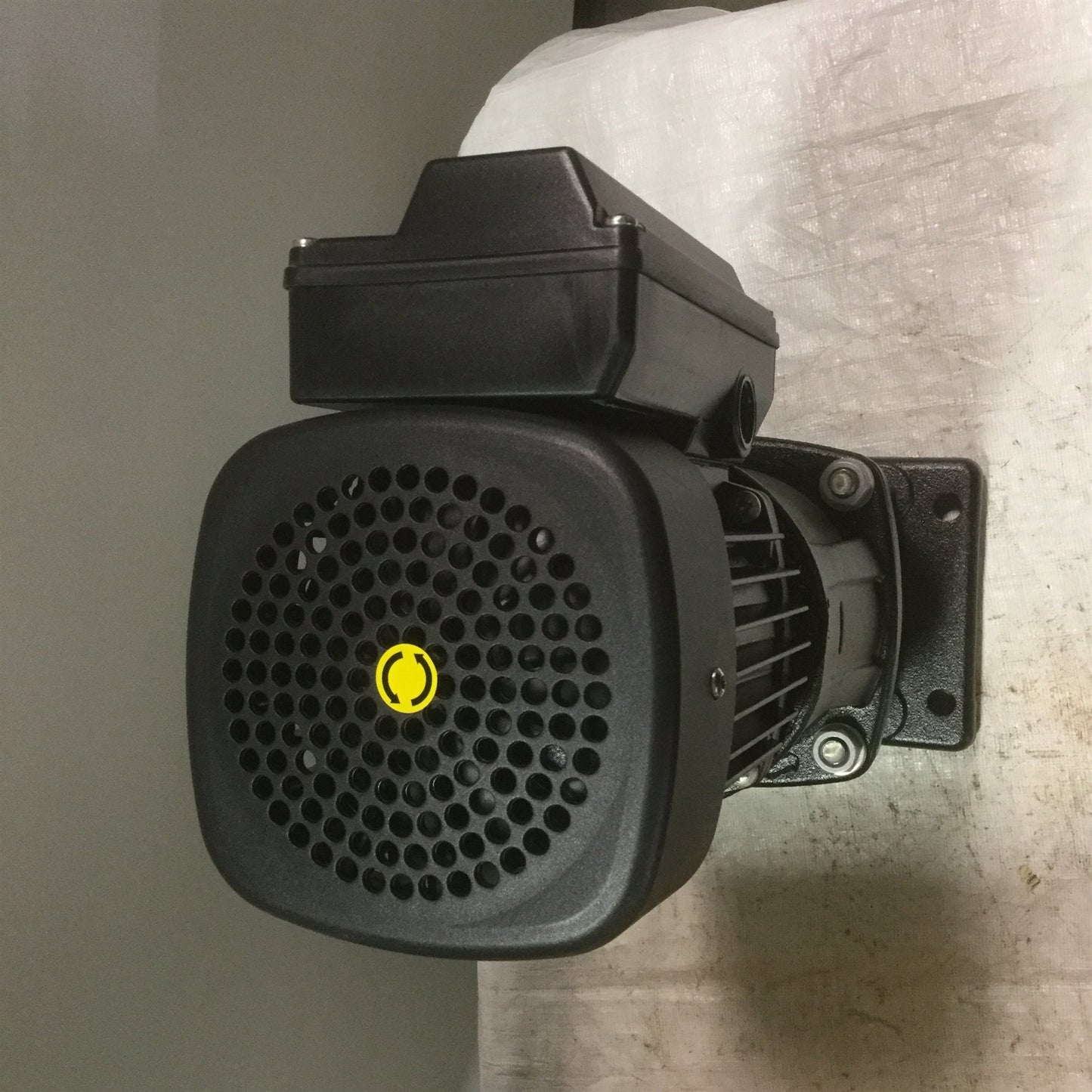 New – Open box Grundfos CRN1-2 A-CX-G-E-HQQE Stainless Centrifugal Pump & Motor .37kW 230V 50HZ