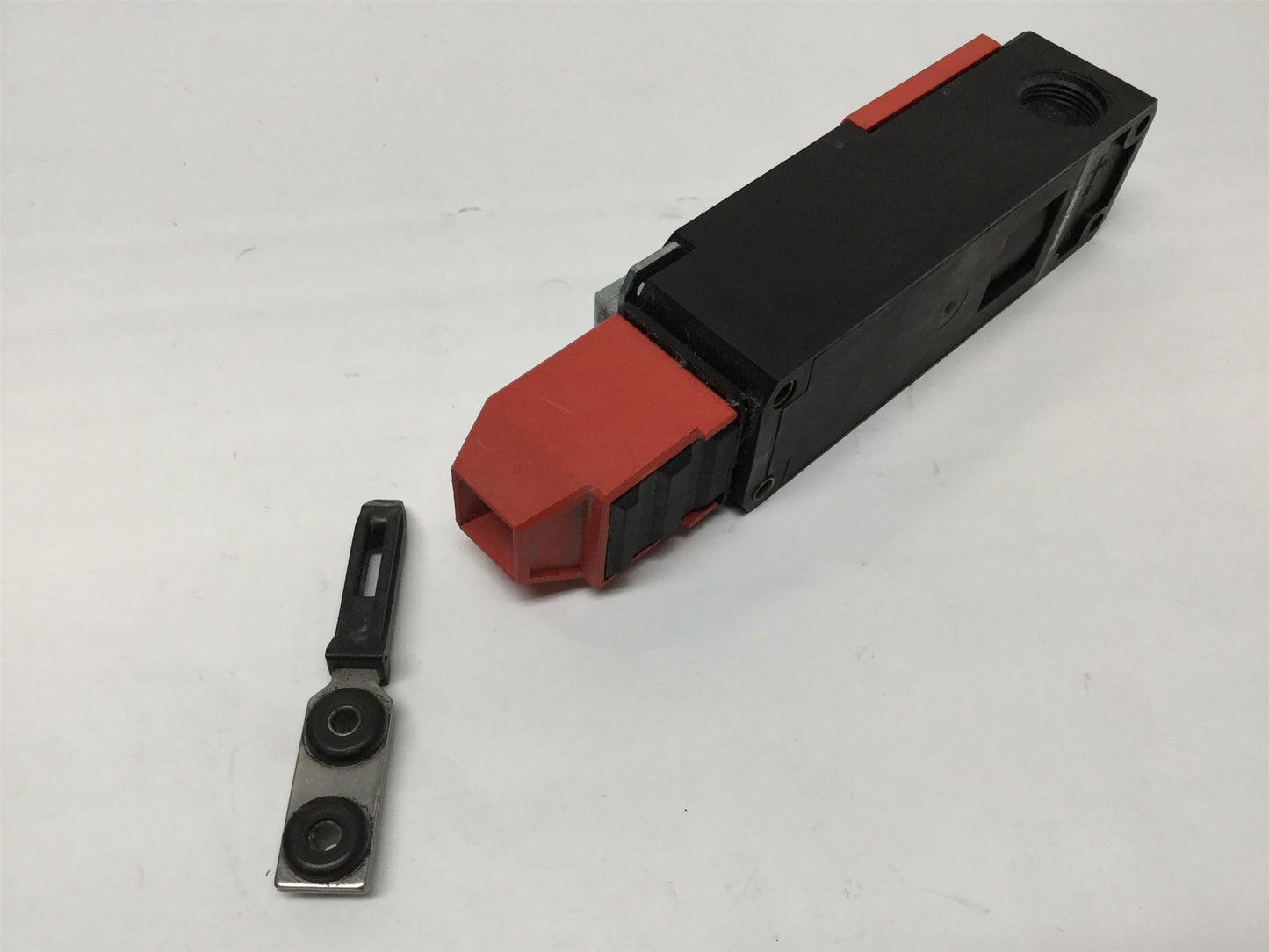Used Banner SI-LS42DMG Safety Guard Door Interlock Switch, Locking Voltage: 24V AC/DC