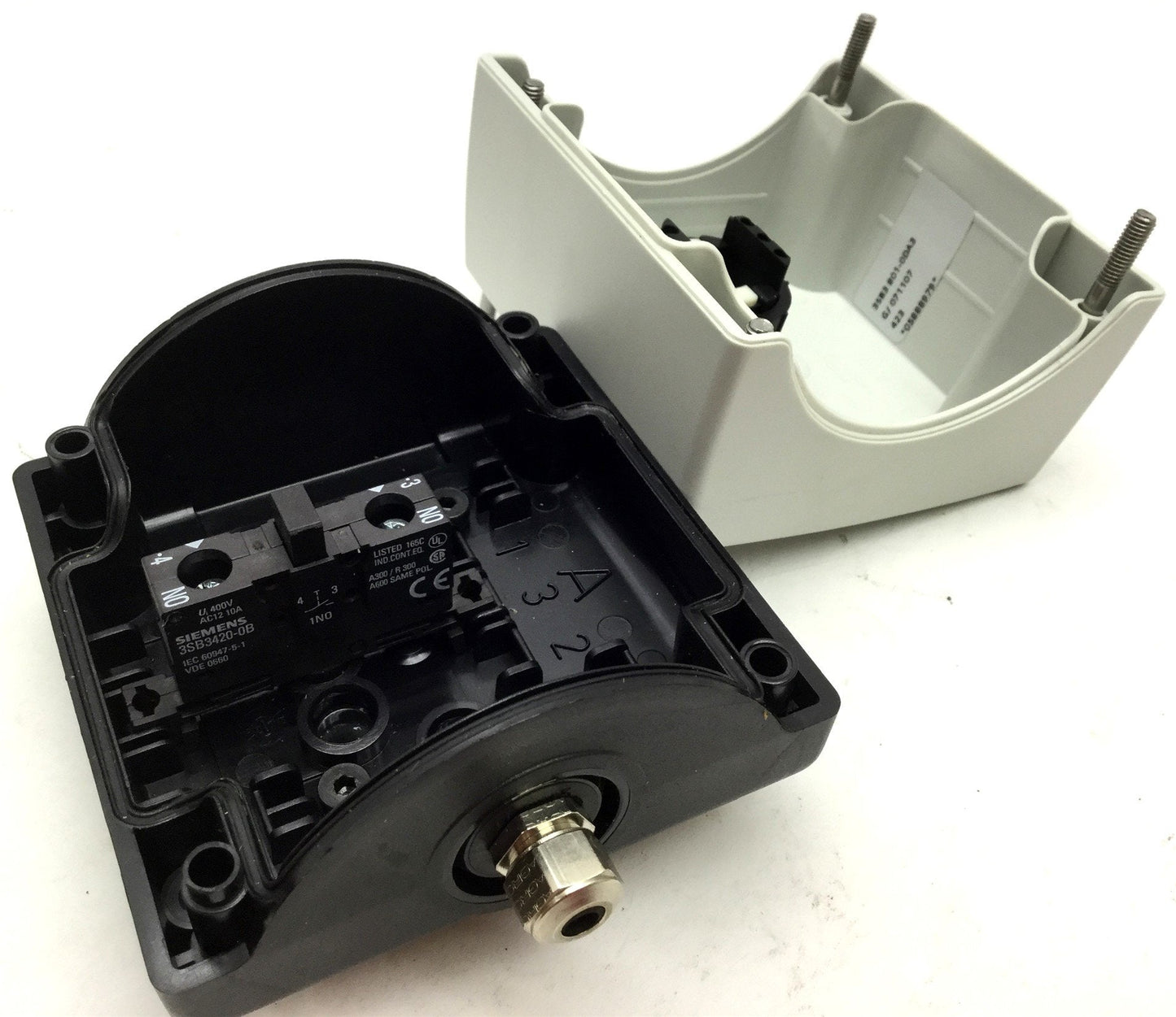 Used Siemens 3SB3 801-0DA3 Push Button Enclosure, Normally Open, Plastic, 3-6A 230V