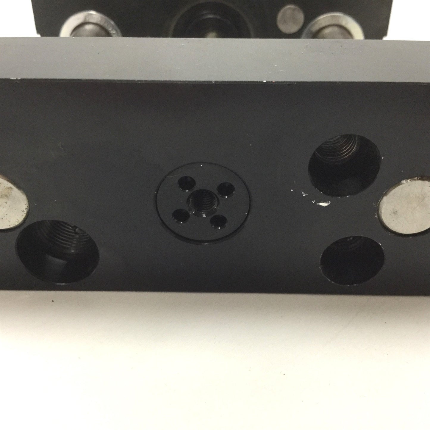 Used Robohand DLB-12-B-B-2-V Pneumatic Base Slide, Bore: 1", Stroke: 2.5", 10-32 M5