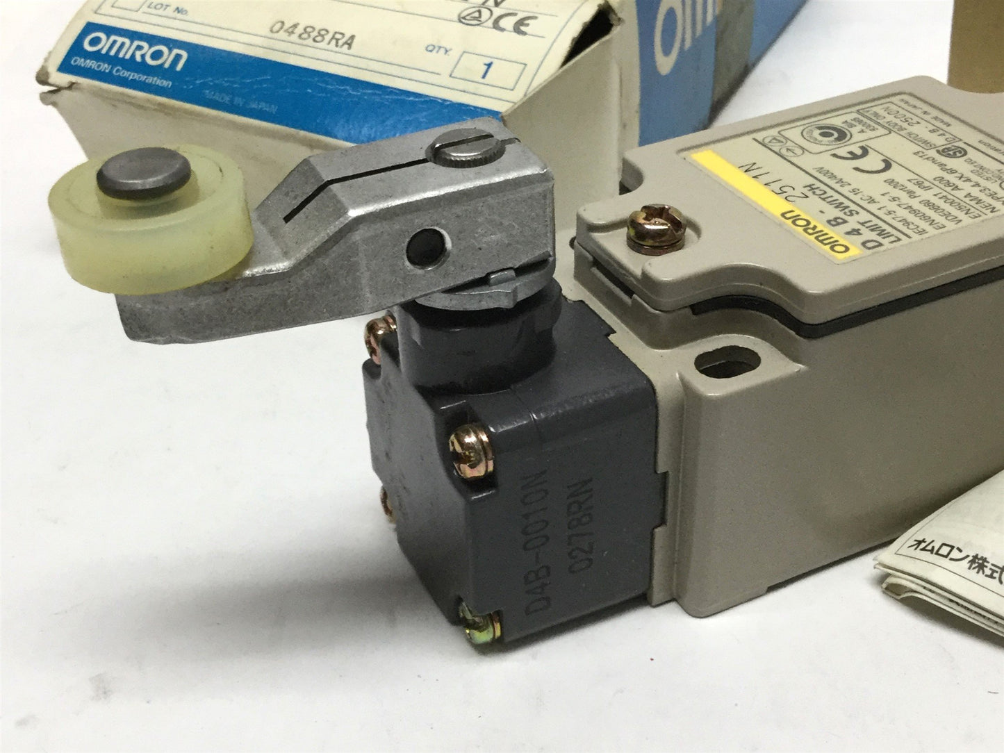 New Omron D4B-2511N Safety Limit Switch, Roller Lever, 1NO/1NC, 2A 400V