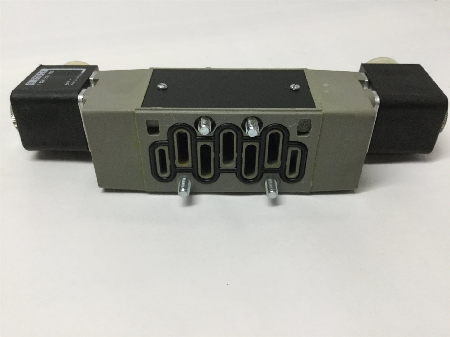 New – Open box Bosch Rexroth 0820024610 Directional Control Double Solenoid Valve, 24VDC Coils