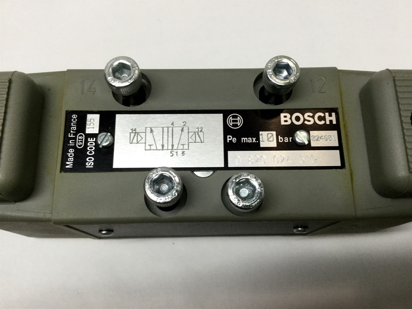 New – Open box Bosch Rexroth 0820024610 Directional Control Double Solenoid Valve, 24VDC Coils
