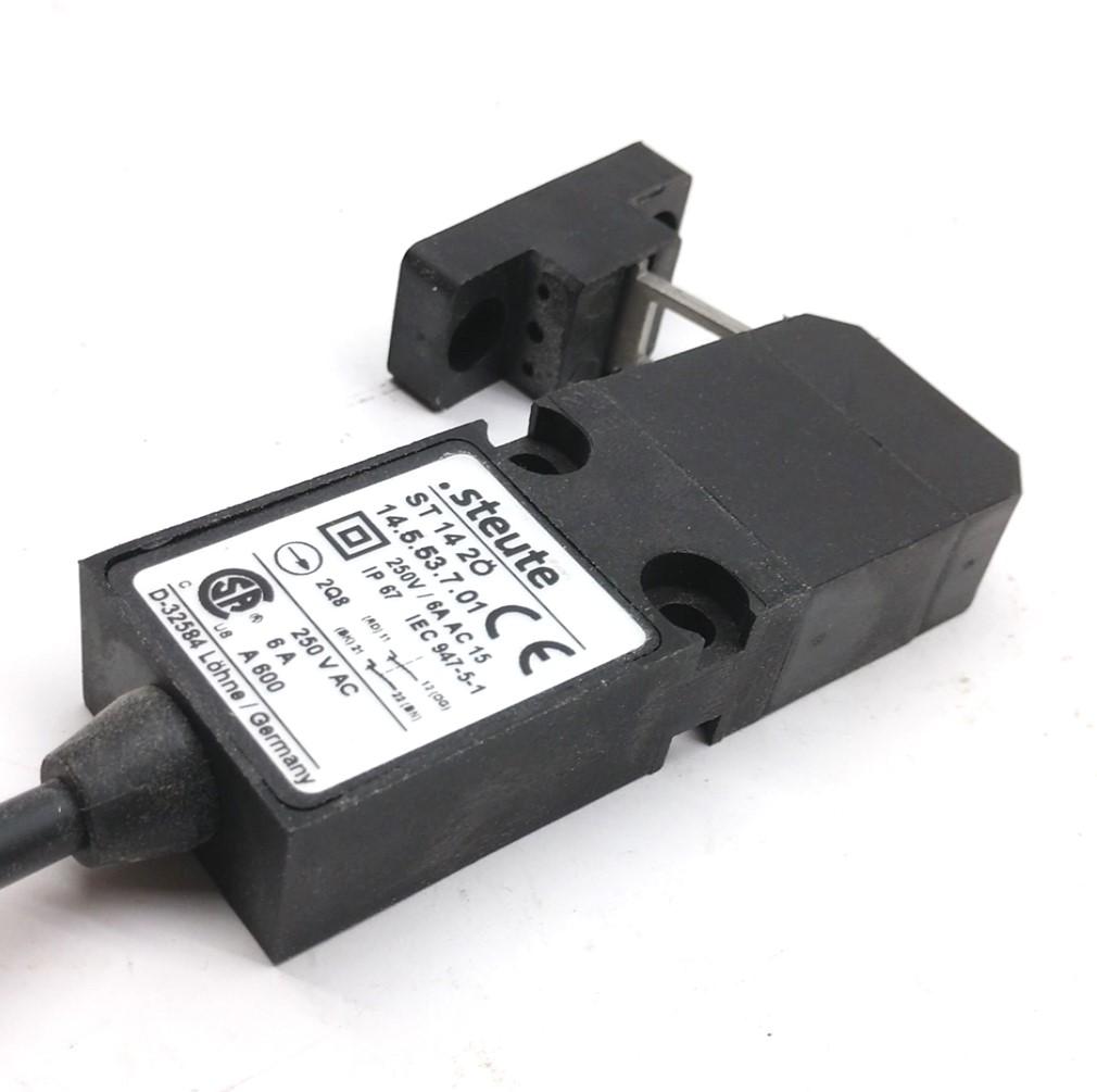 Used Schmersal ST 14 2Ö Break Safety Switch W/ Key, 2NC Contacts, Voltage: 250VAC