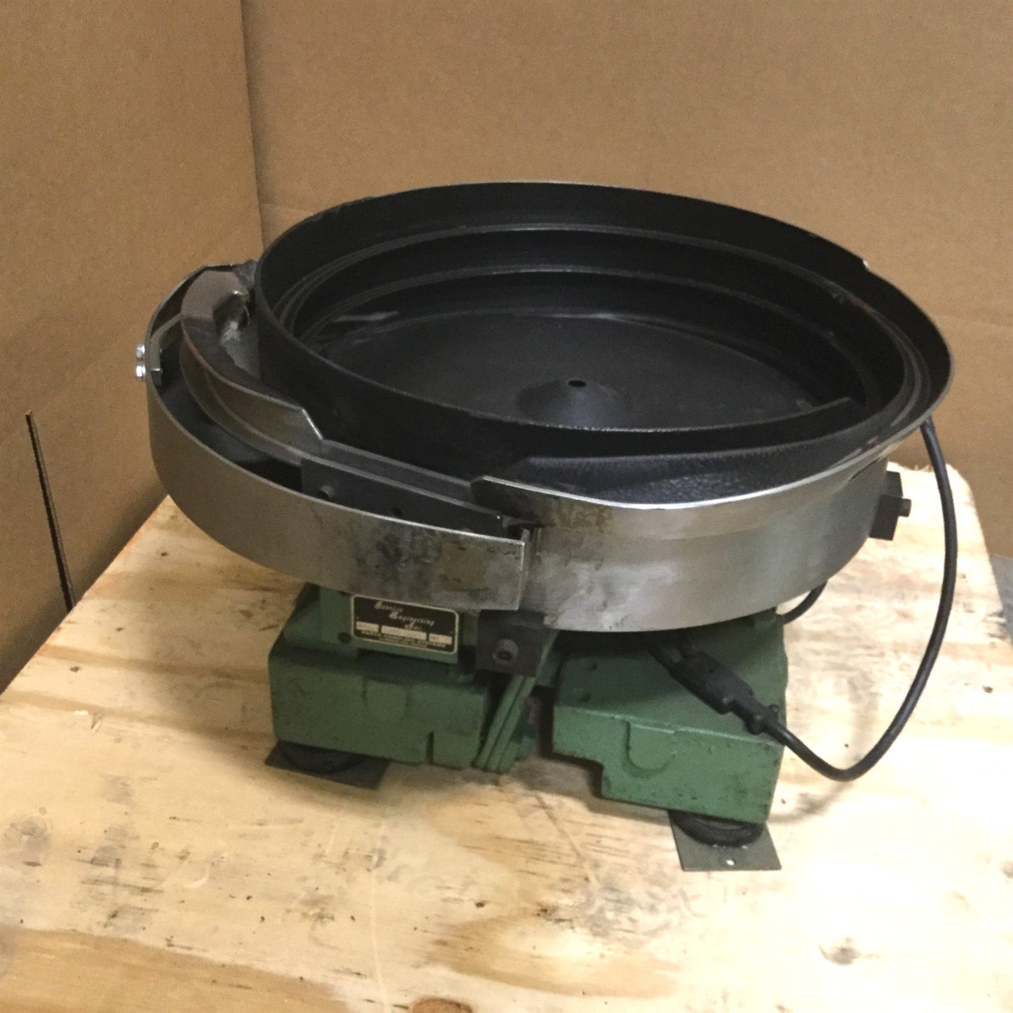 Used Service Engineering Inc 7/79 Vibratory Bowl Feeder, 18" Bowl, 115VAC 7A