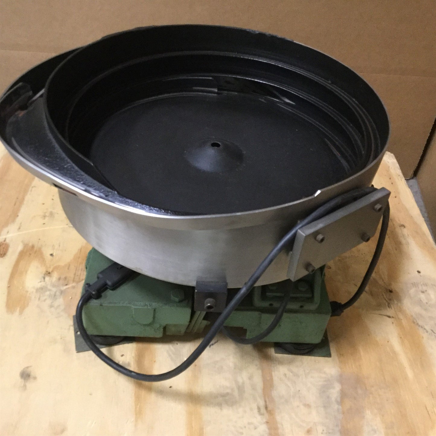 Used Service Engineering Inc 7/79 Vibratory Bowl Feeder, 18" Bowl, 115VAC 7A