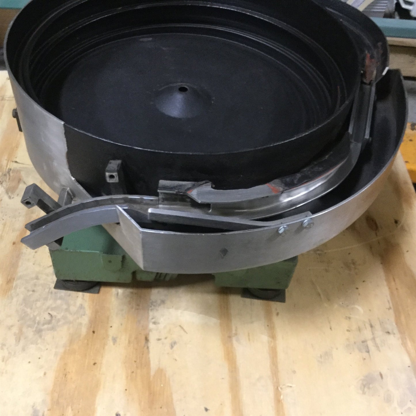 Used Service Engineering Inc 7/79 Vibratory Bowl Feeder, 18" Bowl, 115VAC 7A