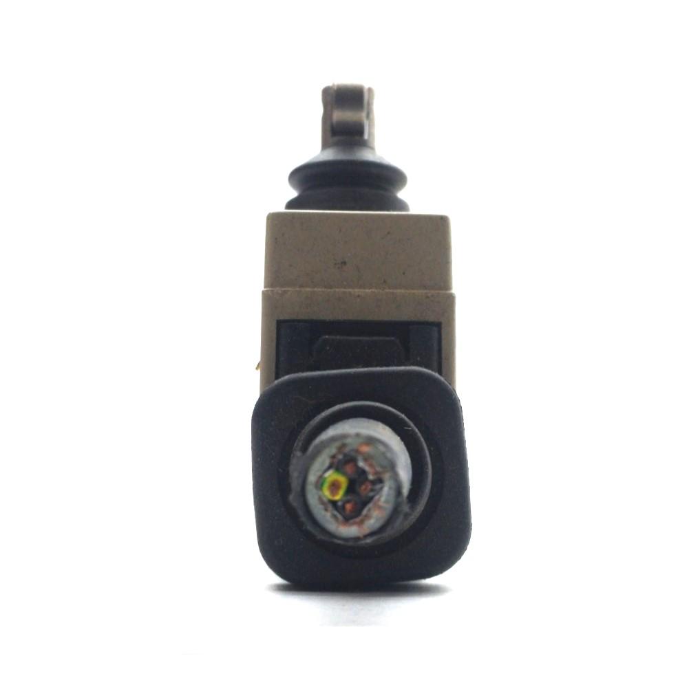 Used Omron ZC-N2255 Roller Plunger Limit Switch, SPDT, Momentary, 125VAC 10A 30VDC 6A