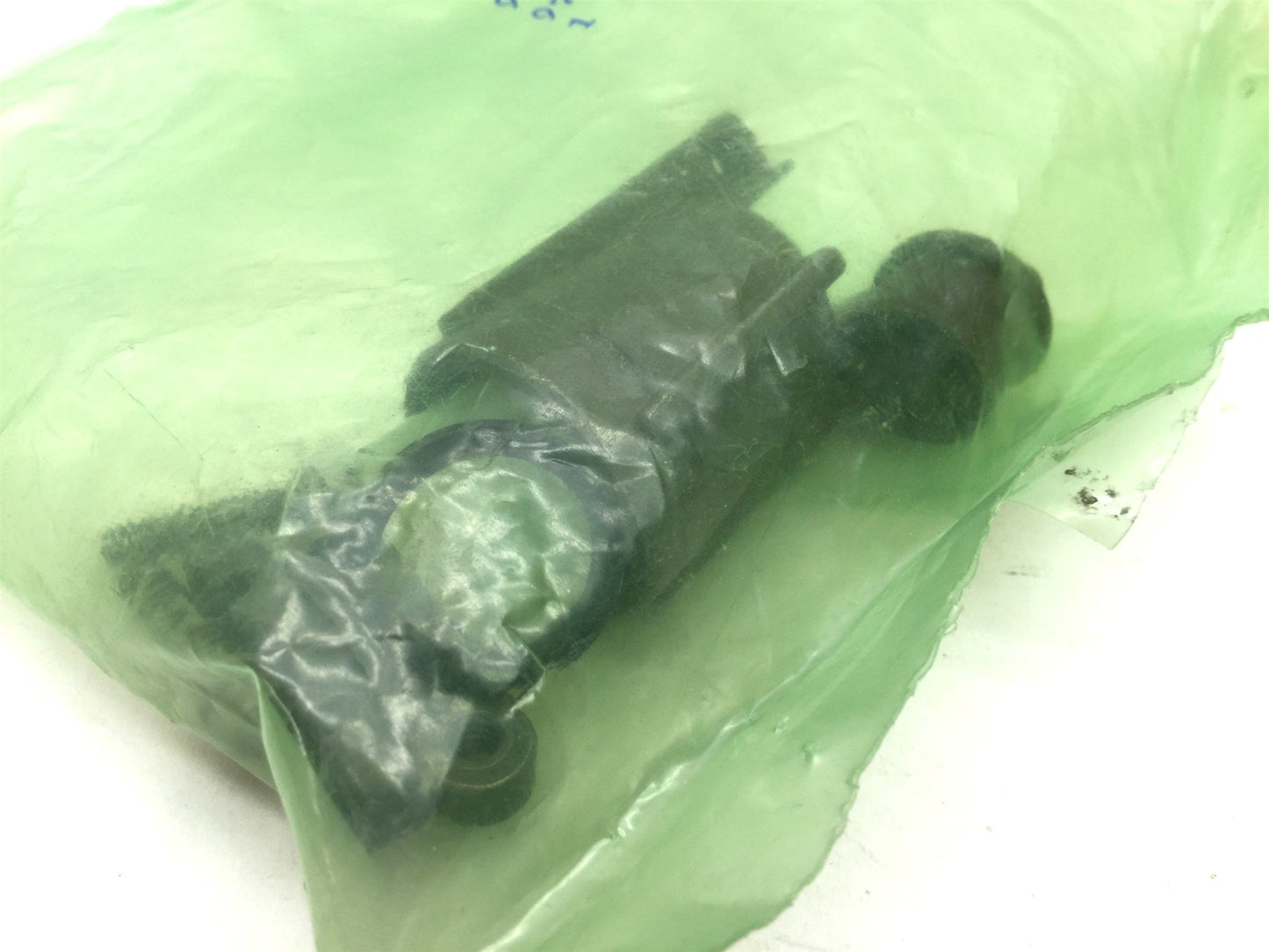 New Lot of 4 Amphenol Industrial 97-282-14S-6 Shell Connector Housing 6-Pin Female