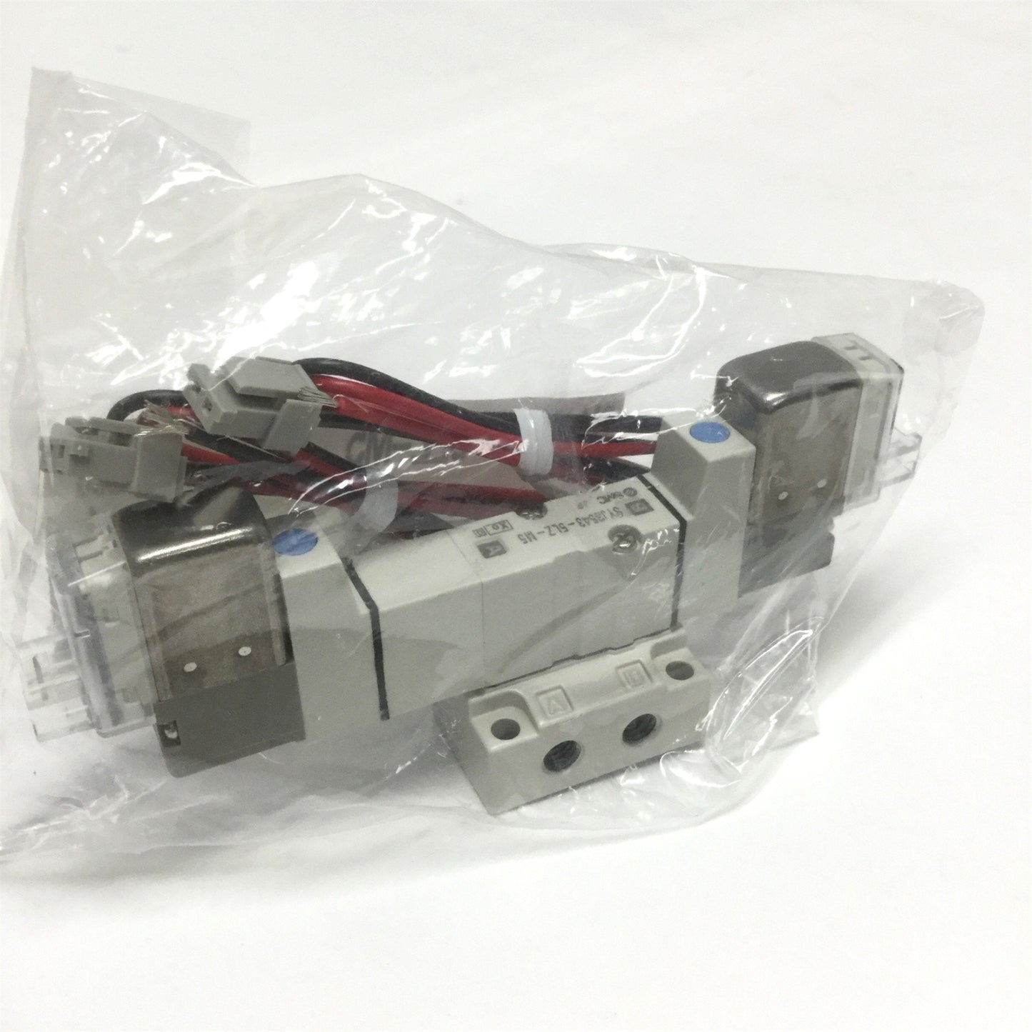 New SMC SYJ3543-5LZ-M5 Double Solenoid Valve, 24VDC Coils, 5-Port 3-Position
