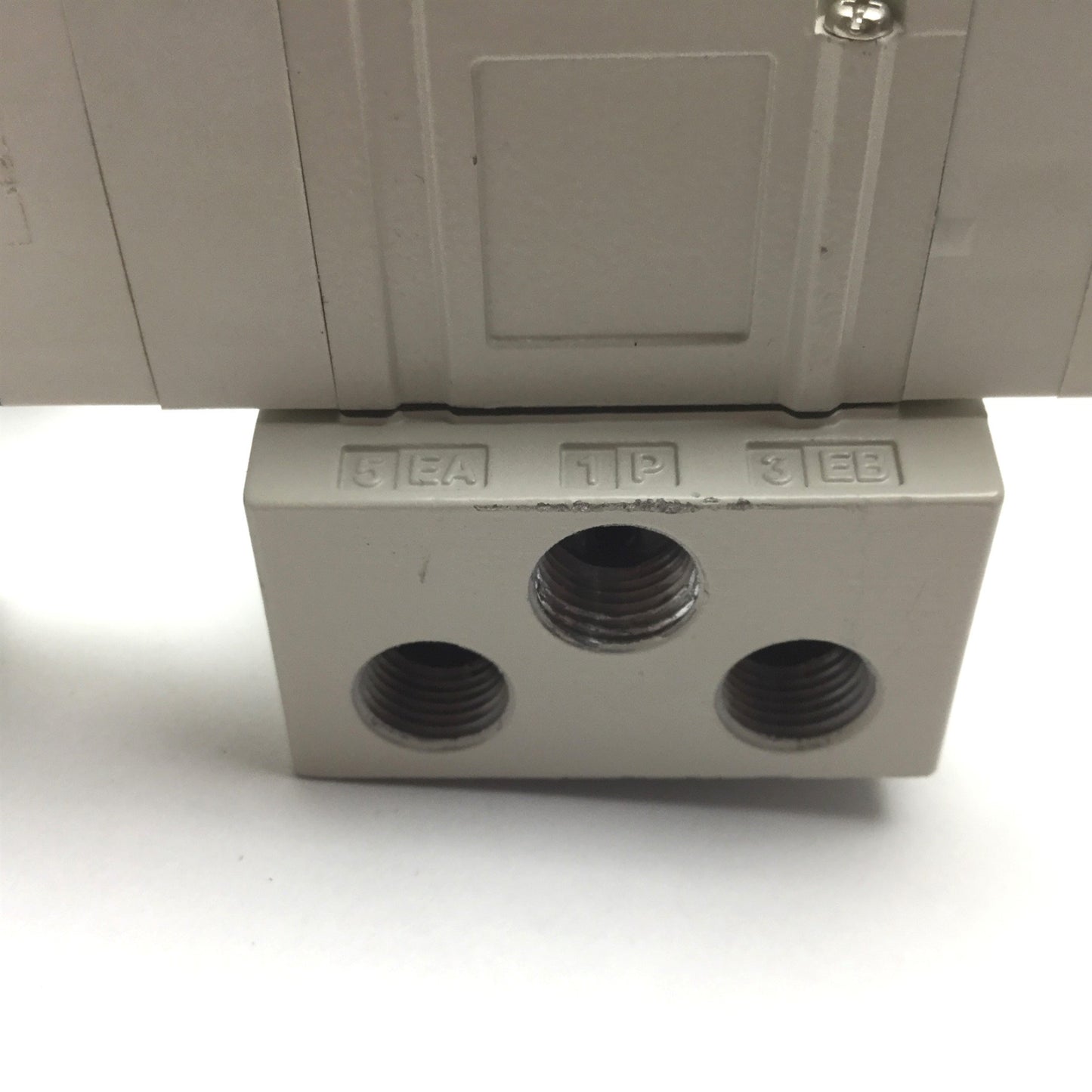 Used SMC SV1400-5W2U-01T Solenoid Valve 3-Position 5-Port, 24VDC, 0.2-0.7MPa, 1/8"NPT