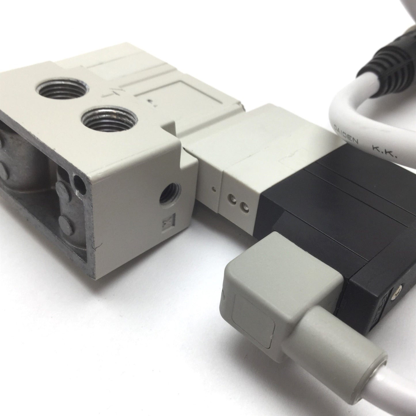 Used SMC SV1400-5W2U-01T Solenoid Valve 3-Position 5-Port, 24VDC, 0.2-0.7MPa, 1/8"NPT