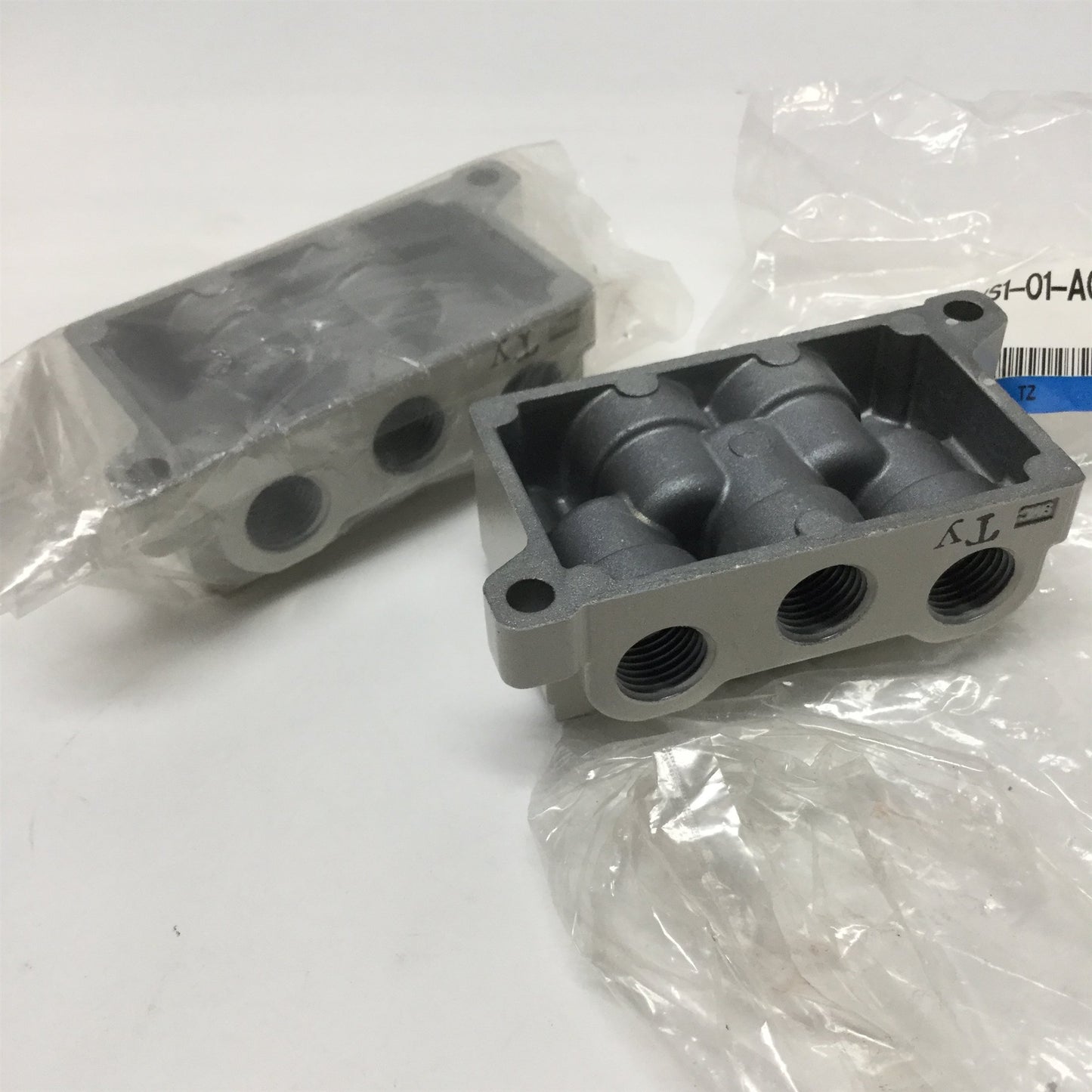 New Lot of 2 SMC VS1-01-A02F Solenoid Valve Subplate Bases EVS1 G1/4