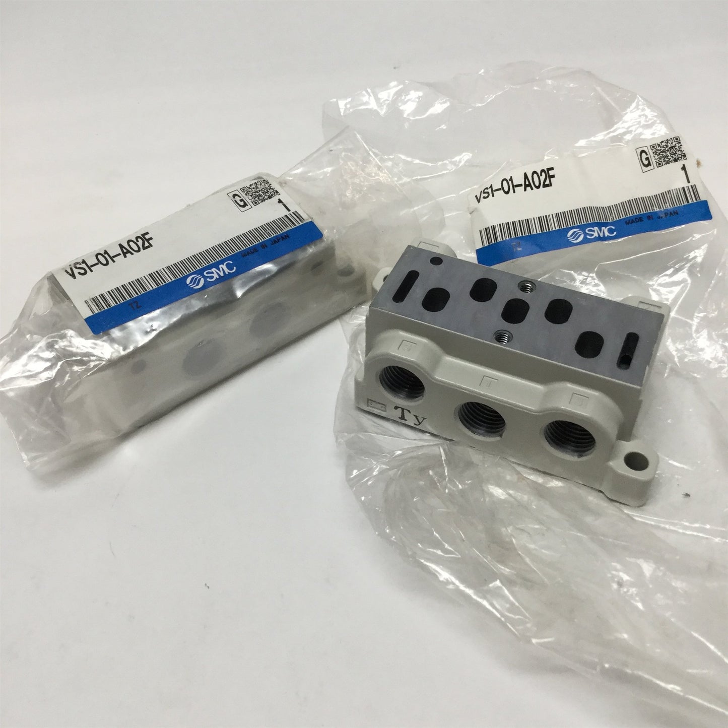 New Lot of 2 SMC VS1-01-A02F Solenoid Valve Subplate Bases EVS1 G1/4