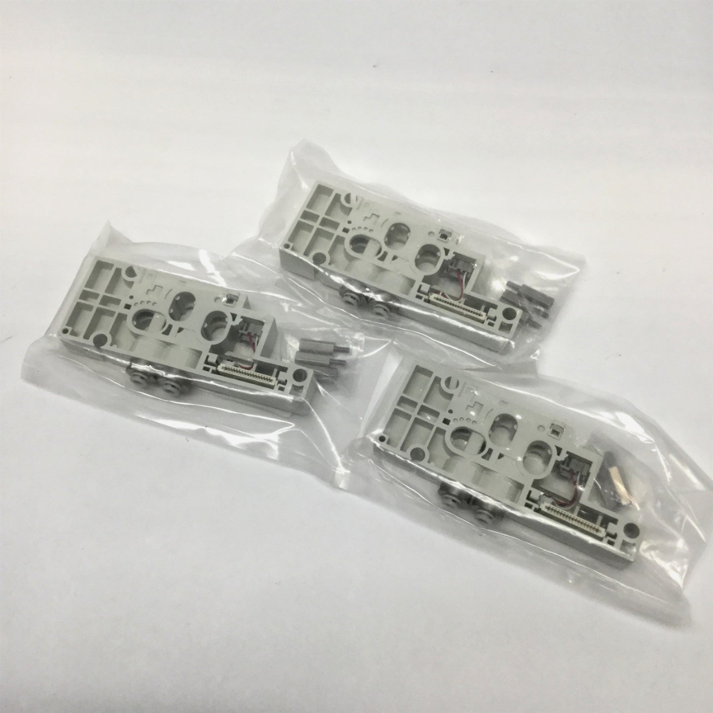 New Lot of 3 SMC SY50M-2-2DA-C4 Manifold Block Assembly, Bottom Ported, 4mm Tube