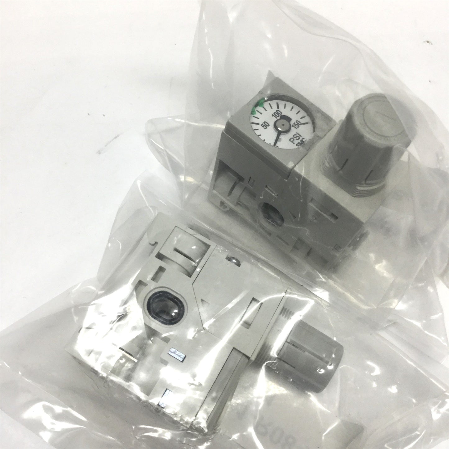 New Lot of 2 SMC ARM11BB1-R08-AZ Manifold Regulator, Individual Supp, 7-100psi, 6mm