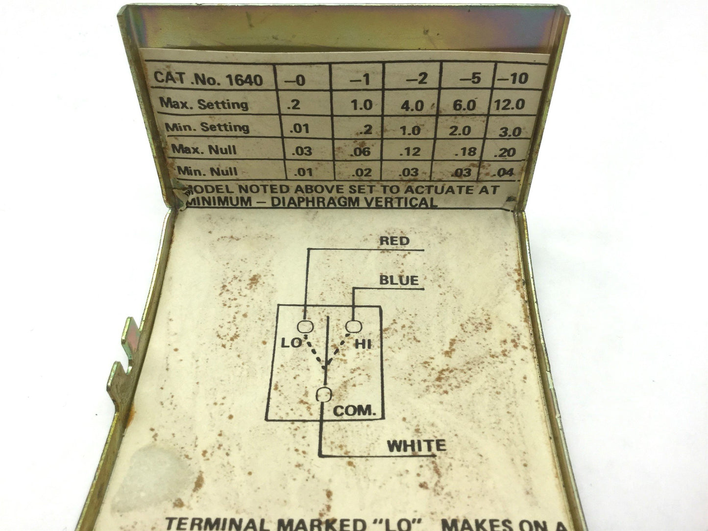 Used Dwyer 1640-2 Differential Pressure Null Switch 1-4" of Water Diaphragm Vertical