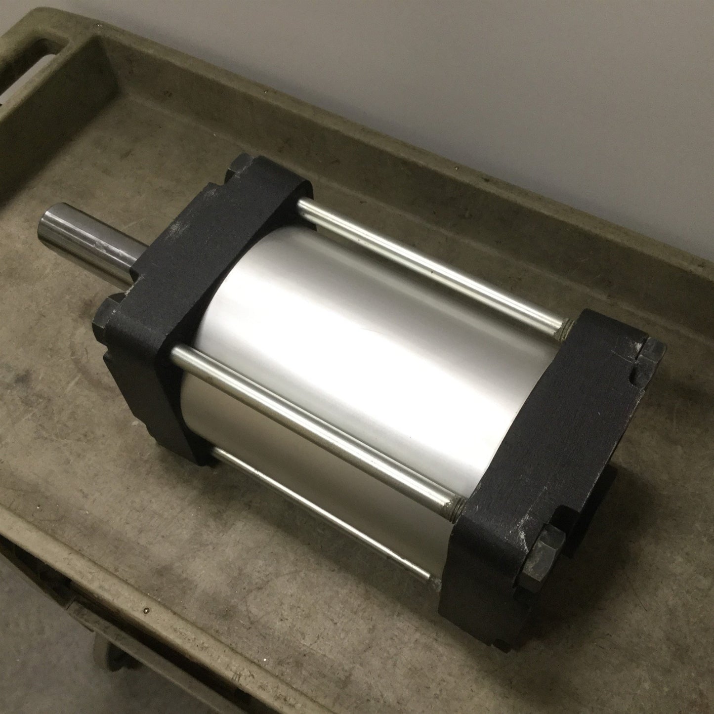 Used SMC C92SDB160-135-Q Pneumatic ISO Cylinder, Bore: 160mm, Stroke: 135mm, G3/4