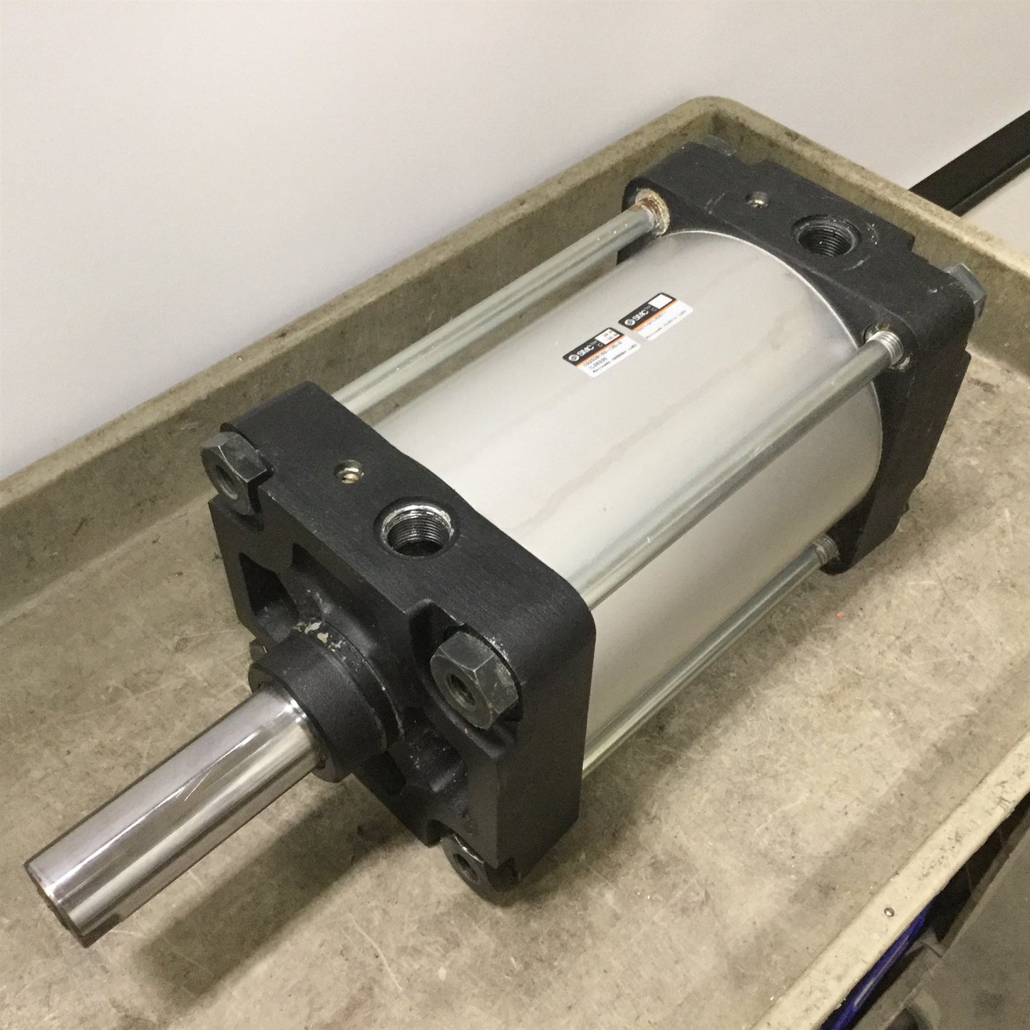 Used SMC C92SDB160-135-Q Pneumatic ISO Cylinder, Bore: 160mm, Stroke: 135mm, G3/4