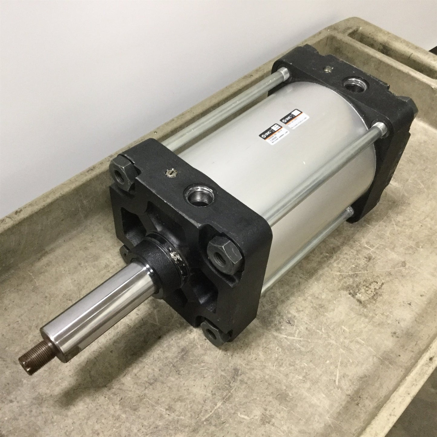 Used SMC C92SDB160-135-Q Pneumatic ISO Cylinder, Stroke: 135mm, Bore: 160mm, G3/4