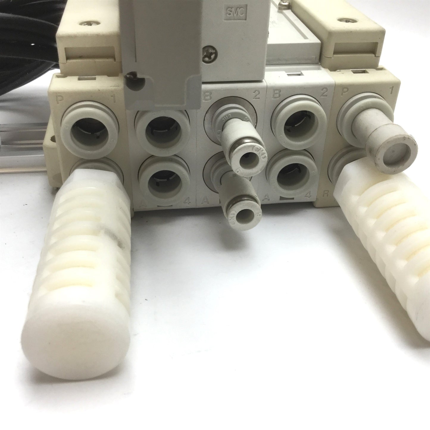 Used Lot of 2 SMC Pneumatic Solenoid Valve 1x SY9340-5DO-Q 1x SY9140-5DO-Q 24VDC
