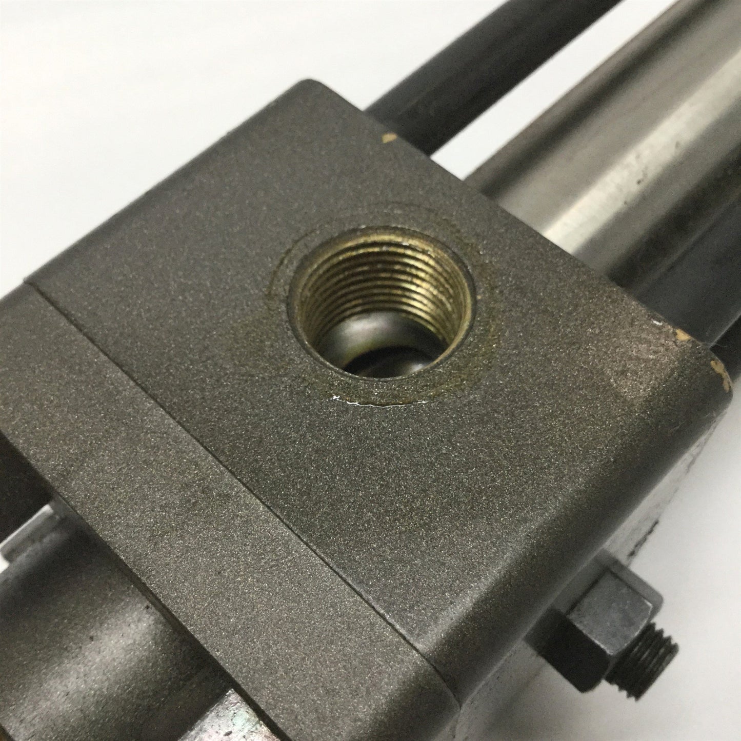 New – Open box SMC CHD2FLB32B-450 Hydraulic JIS Tie-Rod Cylinder 32mm Bore, 450mm Stroke, 7MPa