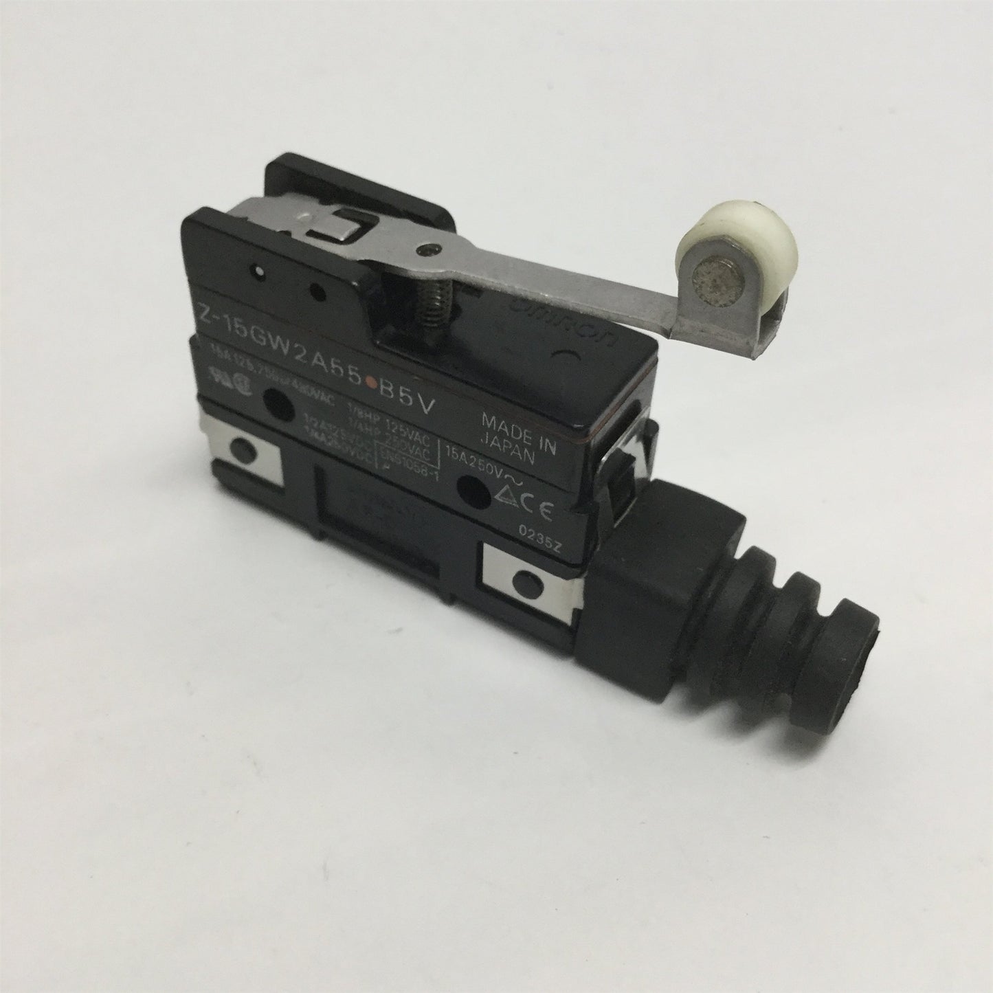New – Open box Omron Z-15GW2A55-B5V Safety Limit Switch Roller Lever Snap Action 15A 250VAC