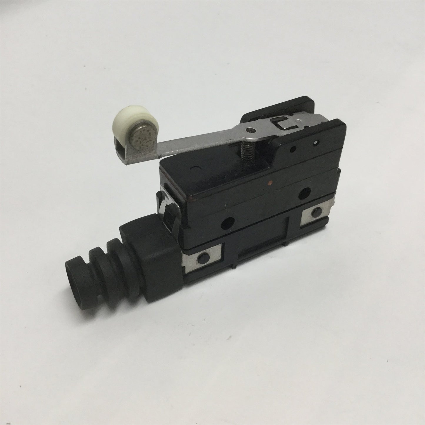New – Open box Omron Z-15GW2A55-B5V Safety Limit Switch Roller Lever Snap Action 15A 250VAC