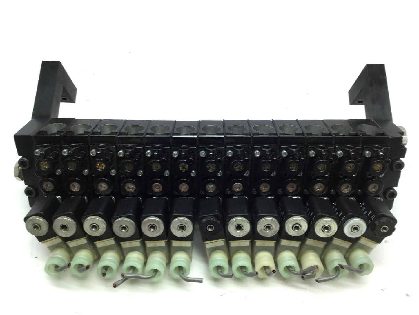 Used Lot of 13 Aro A222SS-024-D Solenoid Air Valves 2-Pos 4-Way 1/4 NPT 24VDC