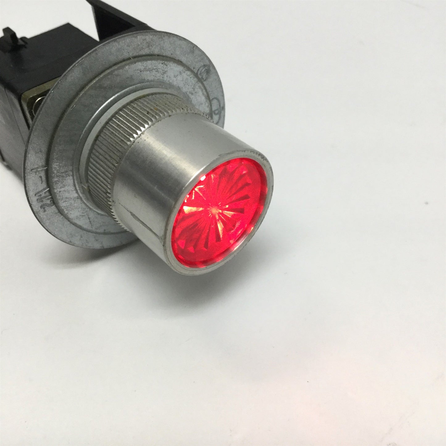 Used Allen Bradley 800MR-QBLA24 Illuminated Lighted Pushbutton, Red, 24V w/800M-XA