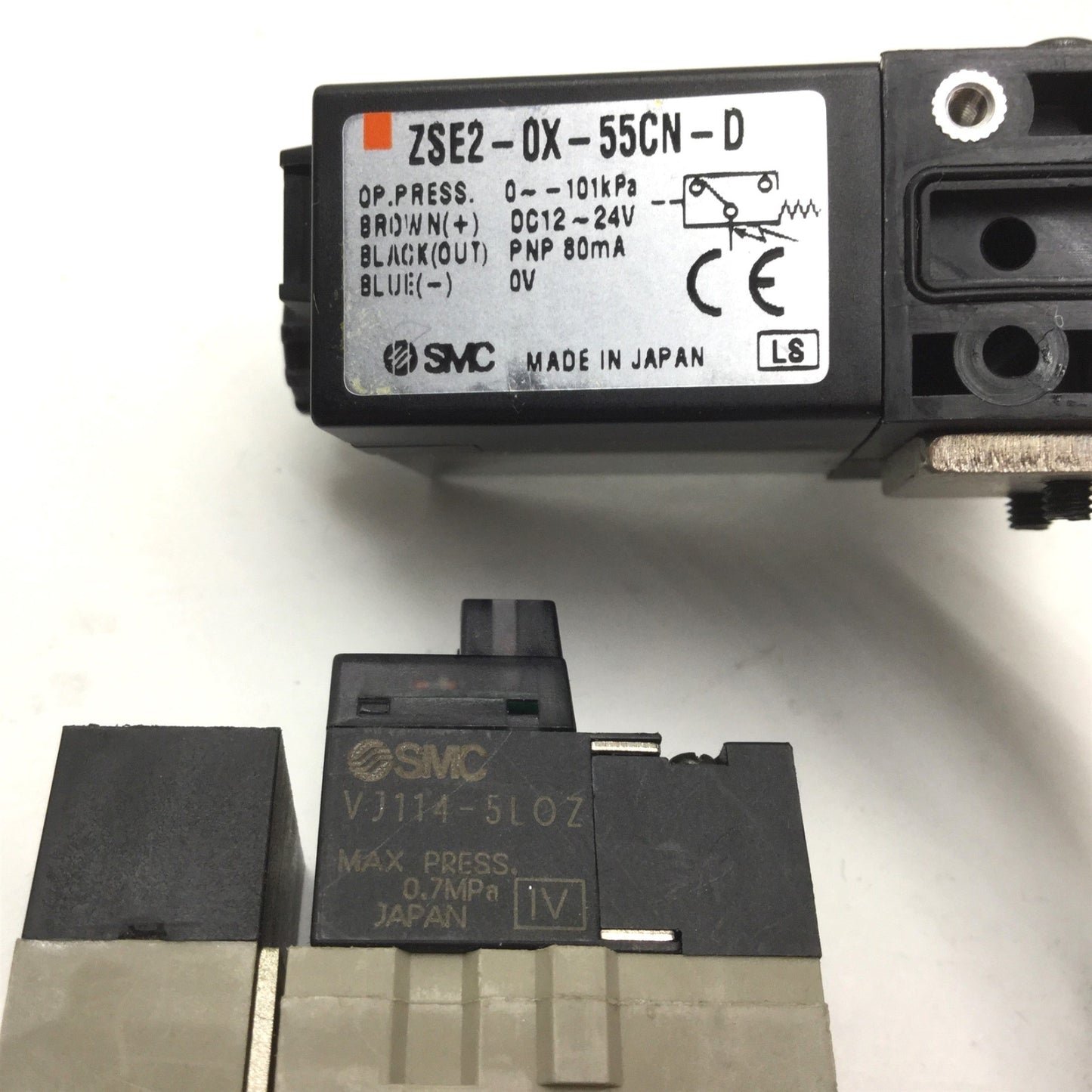 Used SMC ZSE2-0X-55CN-D Vacuum Pressure Switch w/ 2x SMC VJ114-5LOZ Solenoid Valves