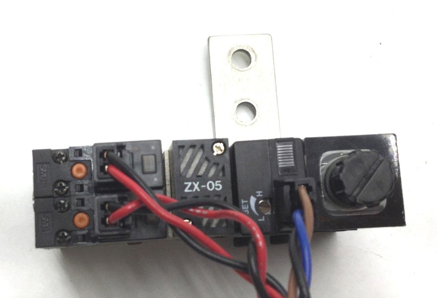 Used SMC ZSE2-0X-55CN-D Vacuum Pressure Switch w/ 2x SMC VJ114-5LOZ Solenoid Valves